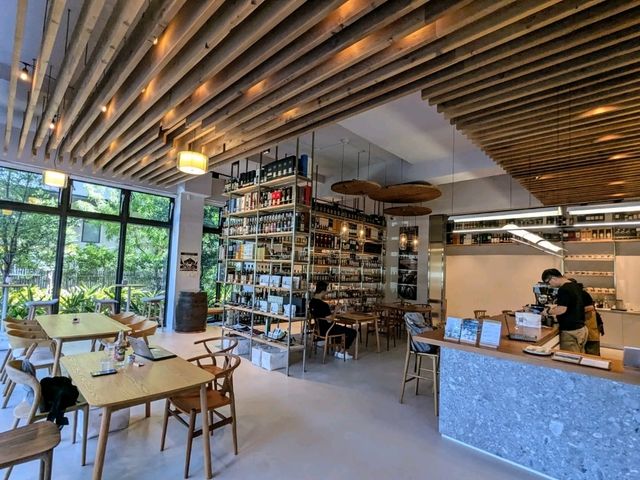 台南-台灣CP值最厲害的單杯威士忌店：艾雷重擊・酒精與咖啡因