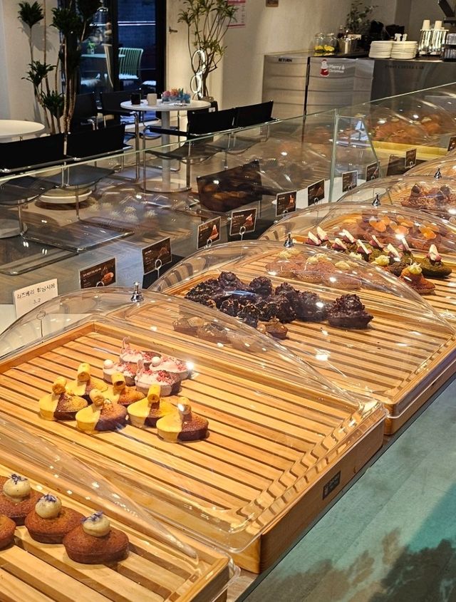 여기가 카페라고? 휴양지 감성🏝강남역 베이커리 카페🥖