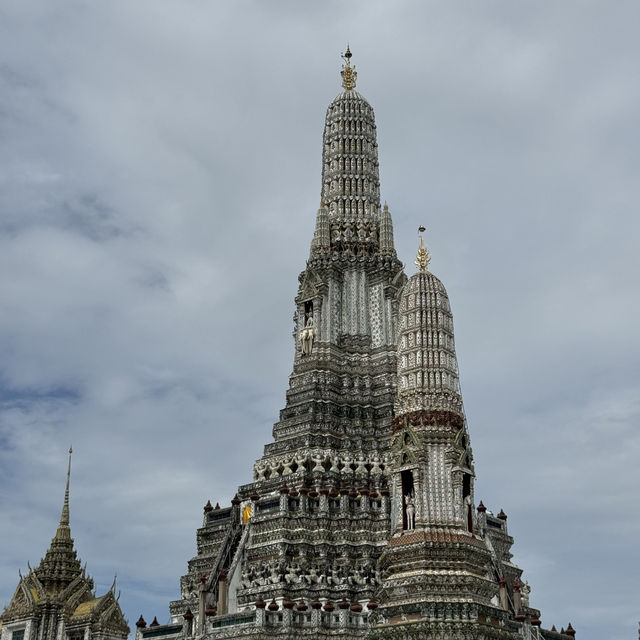 "Bangkok Unveiled: A Fusion of Temples, Markets, and Vibrant Nightlife"