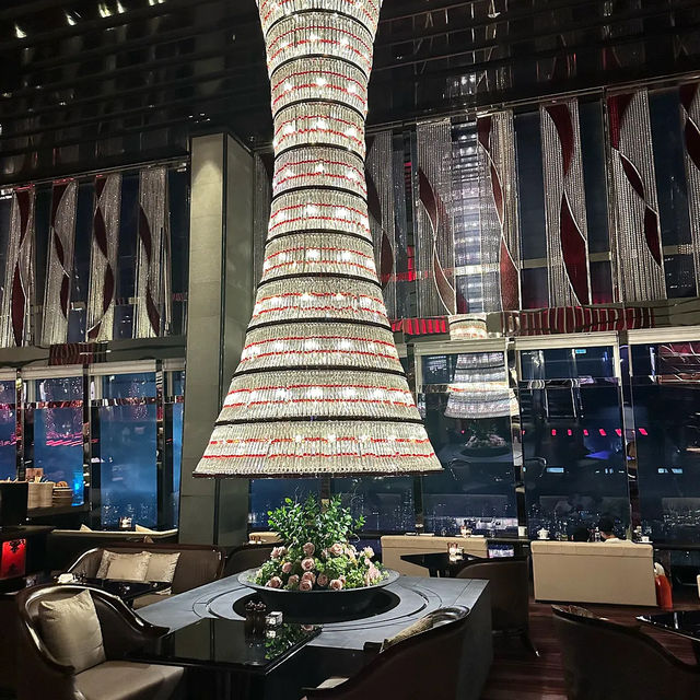「香港」眺望維港天際線的麗思卡爾頓酒店
