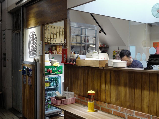 老擔麵店：半世紀口碑，必試麻辣乾麵和黑白切