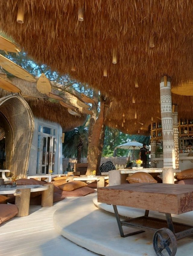 Cave คาเฟ่สวยนั่งชิวริมทะเล
