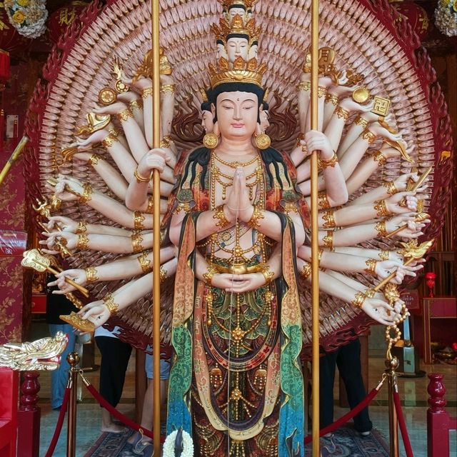 ไหว้พระขอพร รดน้ำมนต์สระน้ไศักดิ์สิทธิ์