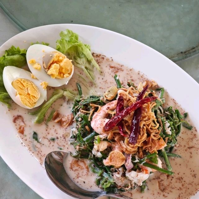 Stir Fry Coconut Heart & Paco Fern Salad in Betong