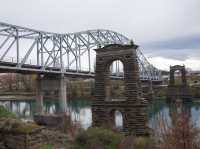 Old and new bridges that cross the Clutha River