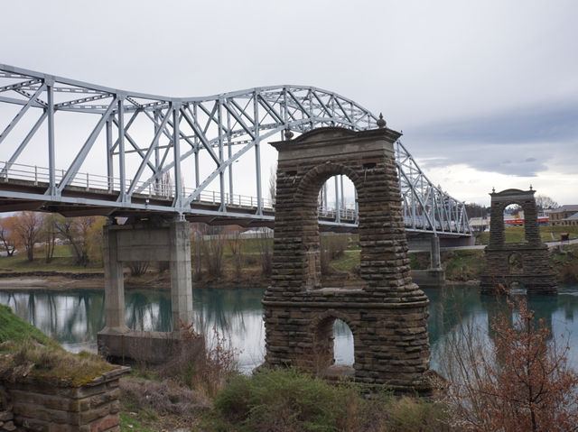 Old and new bridges that cross the Clutha River