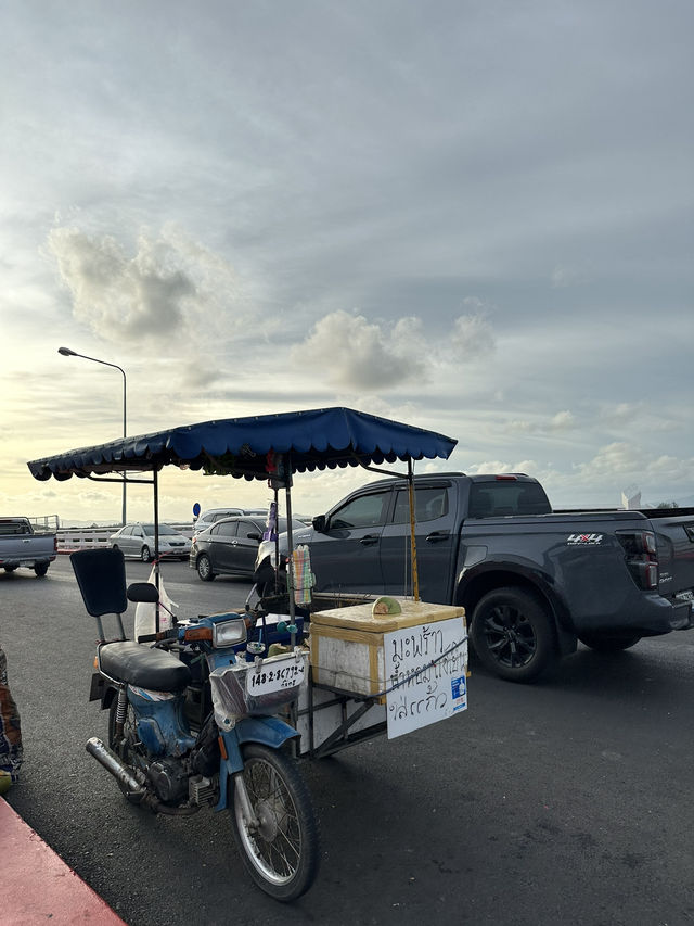 ชมพระอาทิตตกดิน ที่ สะพานตากสินมหาราช
