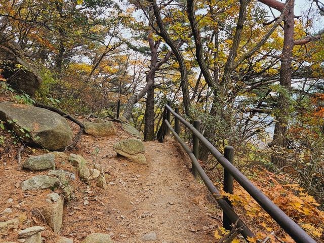 An autymn foliage hiking trails of Bukhansan from Doseonsa