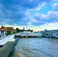เดินเล่นเลียบสะพานแม่น้ำเจ้าพระยา