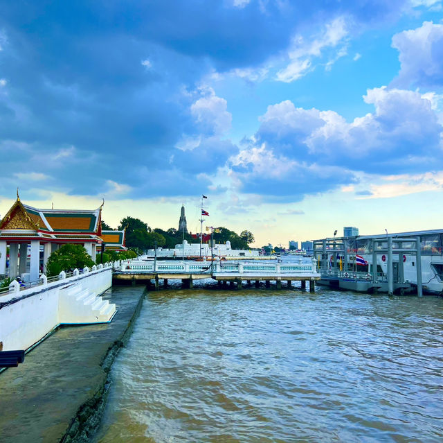 เดินเล่นเลียบสะพานแม่น้ำเจ้าพระยา