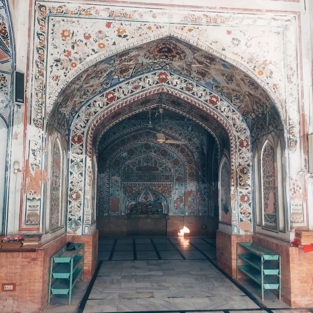 THE ICONIC AND HISTORIC MOSQUE.