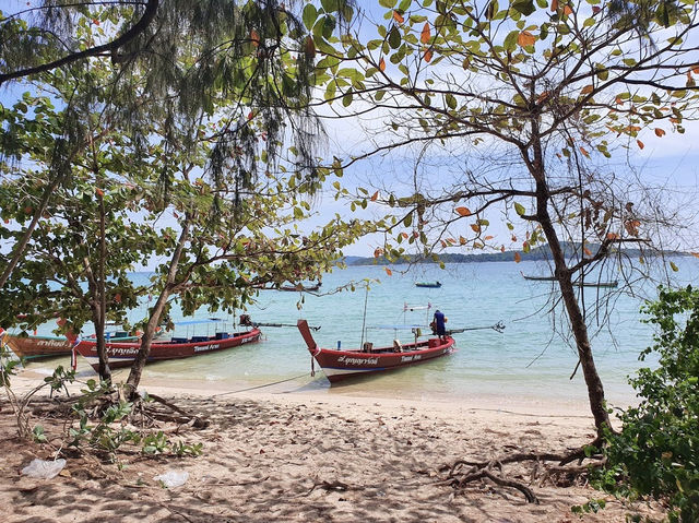 “หาดราไวย์”หาดท่าเรือประมงอันเงียบสงบ จ.ภูเก็ต