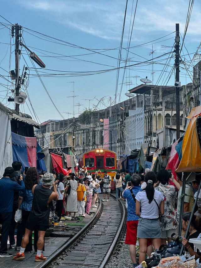 Maeklong railway market 🚂