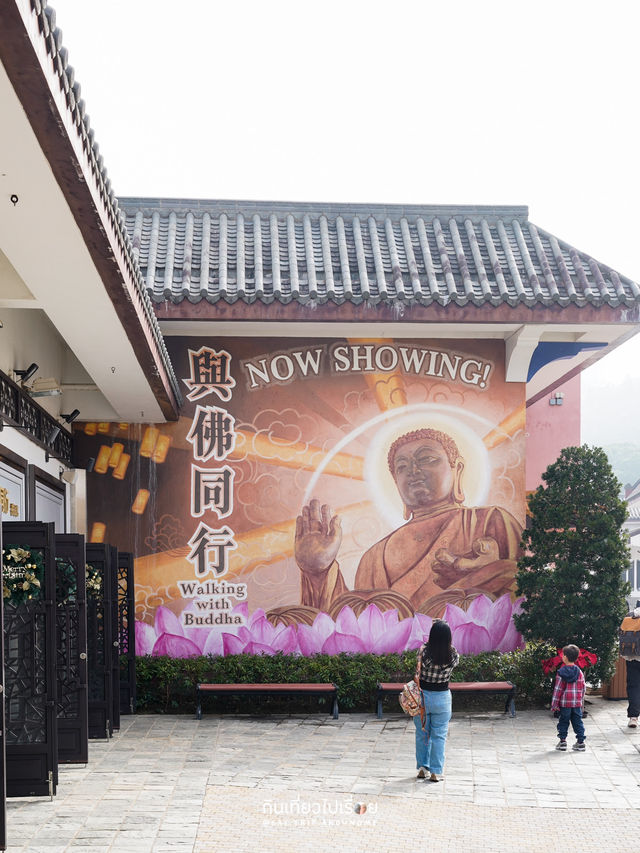 เดินถ่ายรูปที่ Ngong Ping Village 
