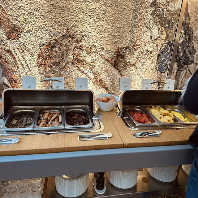 Charming Stay with a Delightful Breakfast at Monaco & Grand Canal Hotel