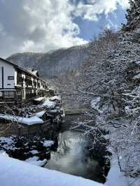 【栃木×湯西川】  古民家と本家判久が見られる赤い橋 雪景色が素晴らしい
