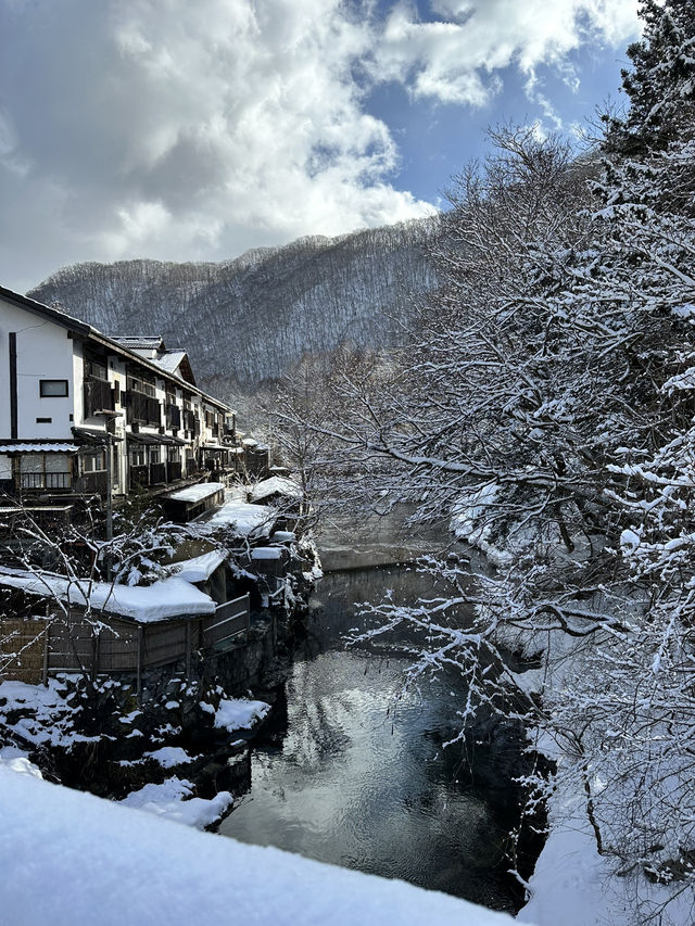 【栃木×湯西川】  古民家と本家判久が見られる赤い橋 雪景色が素晴らしい