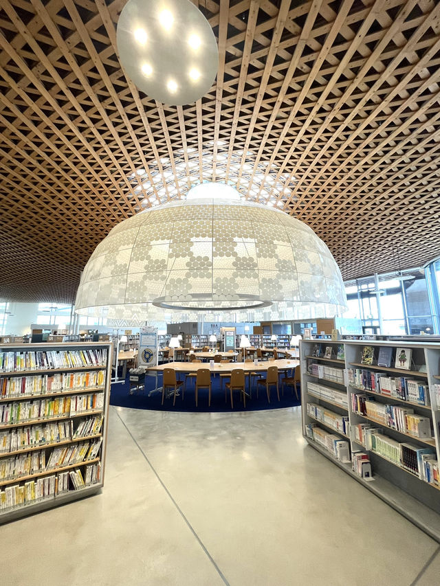 岐阜に来たらここ！スタバのある日本一美しい図書館