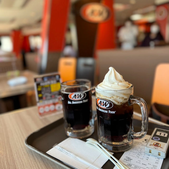 ☾︎沖縄☽︎ アメリカンな巨大看板が可愛すぎるバーガーショップ
