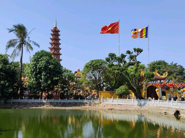 河內西湖上的鎮國古寺 