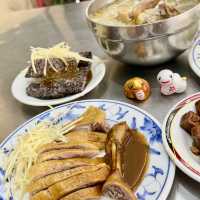 高雄金城鴨肉麵專賣店.在大立百貨公司正對面.美食小吃值得推薦大家