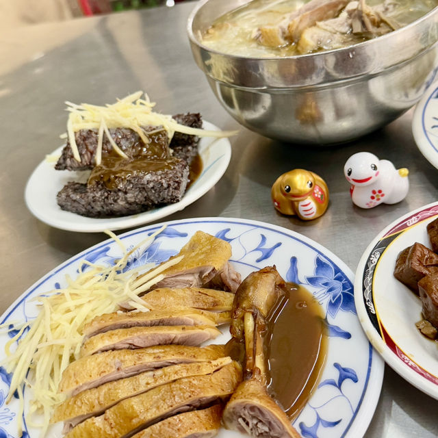 高雄金城鴨肉麵專賣店.在大立百貨公司正對面.美食小吃值得推薦大家