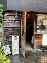 A Cozy Café with Delicious Curry – MOKUBAZA