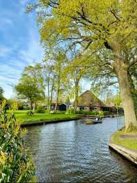 🌿🚣 Discover the Fairytale Village of Giethoorn, Netherlands! 🏡✨