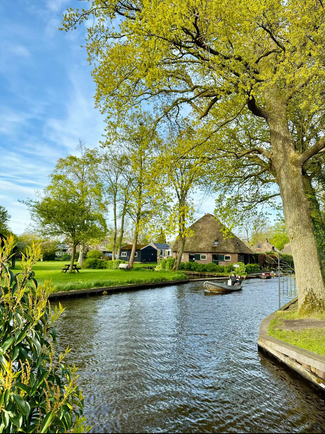 🌿🚣 Discover the Fairytale Village of Giethoorn, Netherlands! 🏡✨