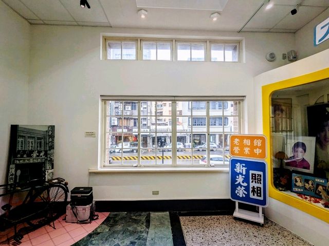 古蹟圖書館裡的照相館：「新光榮：老相館．營業中」常設展