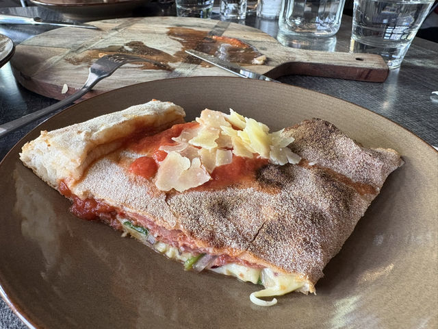 紐西蘭🇳🇿吃到超好吃的義大利餃calzone 起司超多又牽絲！