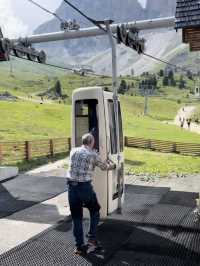 กระเช้าลับในเทือกเขา Dolomite Italy 