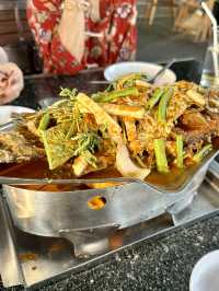 ร้าน “มุมอร่อย” 🪵 ร้านประจำสำหรับทุกครอบครัว 🐠