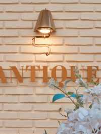 Antique Coffee Jamsil: A Special Time Surrounded by European Flowers ☕💐🕰️
