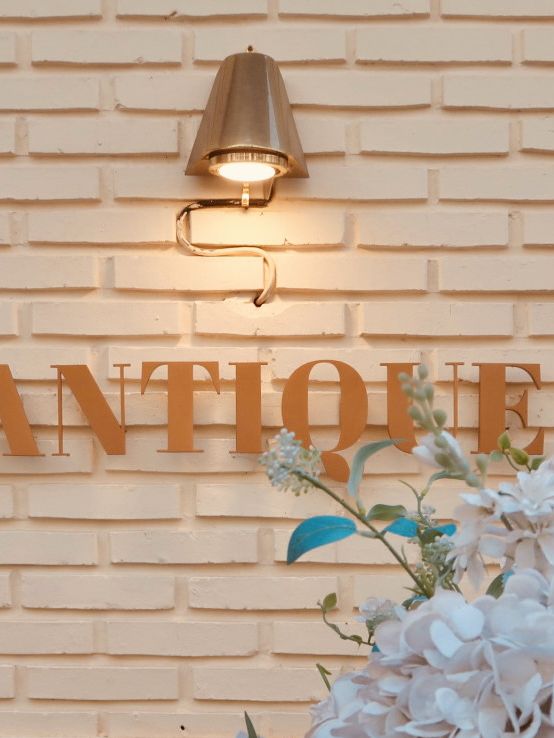 Antique Coffee Jamsil: A Special Time Surrounded by European Flowers ☕💐🕰️
