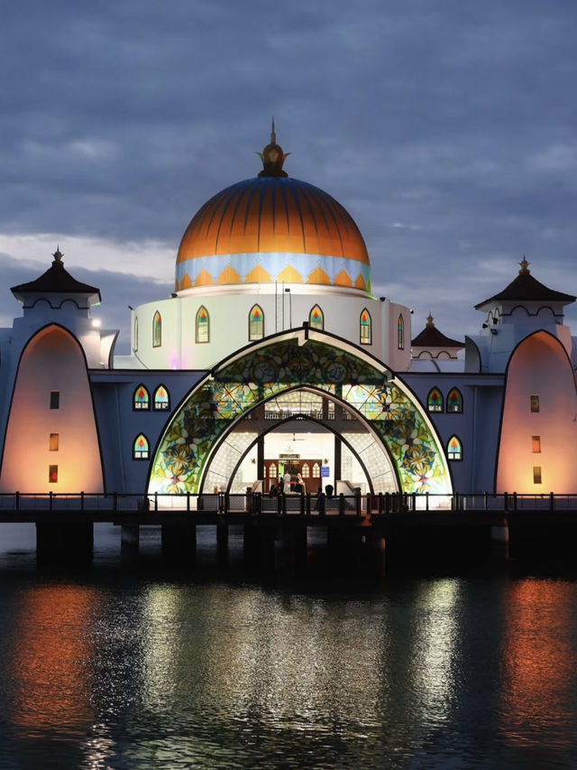 📍Melaka Straits Mosque is here! It's seriously photo-worthy!