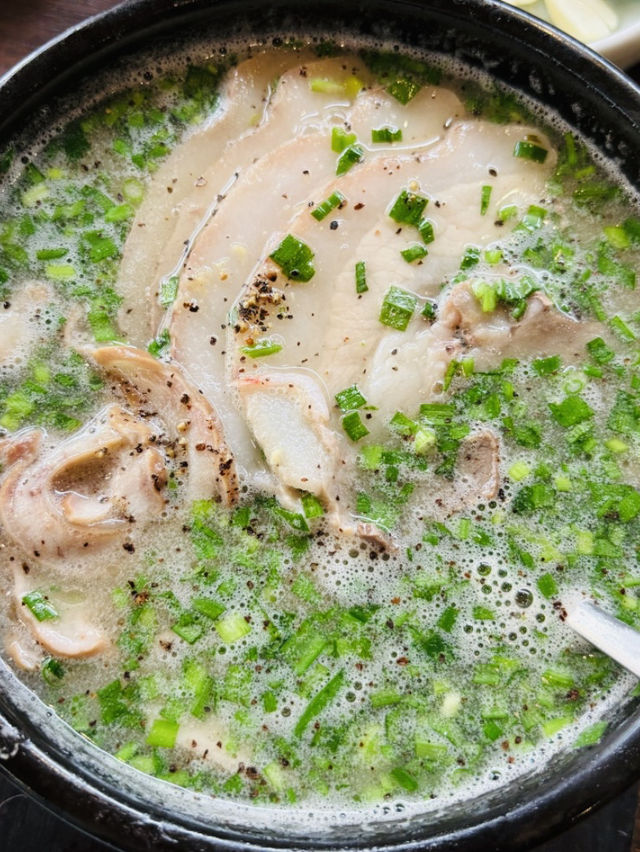 釜山海雲台必吃愛上珉奎同款豬肉湯飯！碗熱呼呼的湯超療癒！