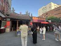 迪化街上的奇遇：香火、茶香與巷口的豬