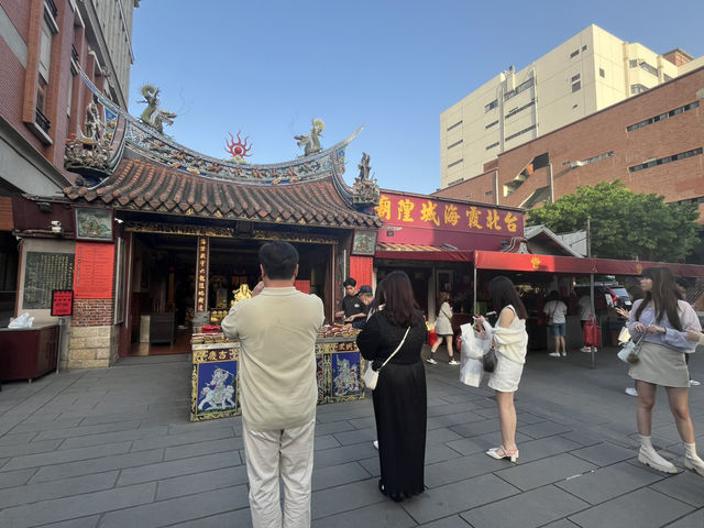 迪化街上的奇遇：香火、茶香與巷口的豬