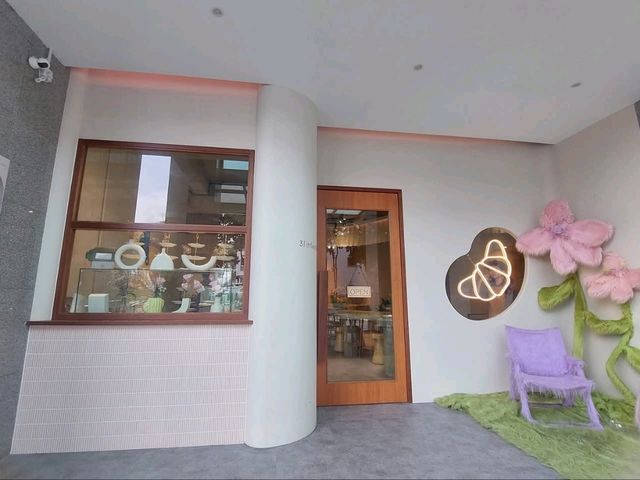 “Urban Vibes & Cultural Comfort: Deluxe King Escape at TROVE JB”