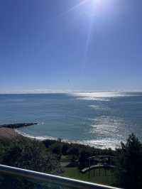 海辺の小さな町で、心がふっと軽くなる瞬間を味わったことがありますか？🇬🇧✈️🌏