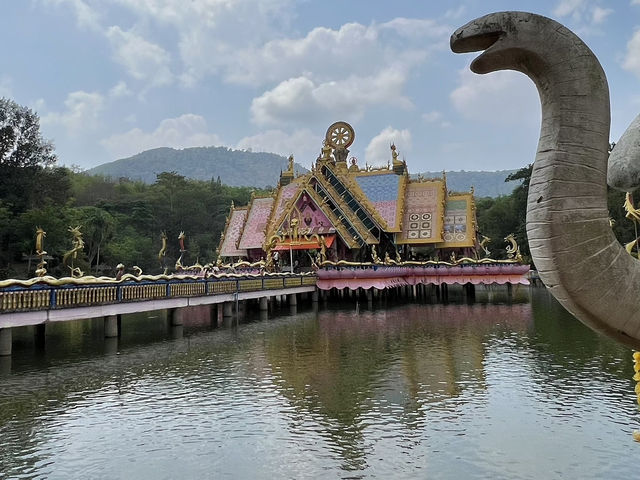 วัดน้ำตกธรรมรส : ความสวยงามของโบสถ์กลางน้ำสีชมพู