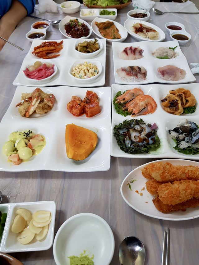 [강원도 아야진해수욕장] 아야진횟집 – 신선한 대게와 회로 즐긴 특별한 만찬