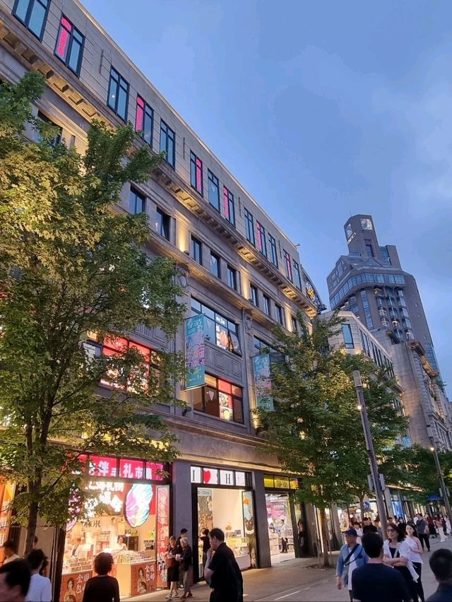 Nanjing Road Pedestrian Street: A Grand Architectural Stroll
