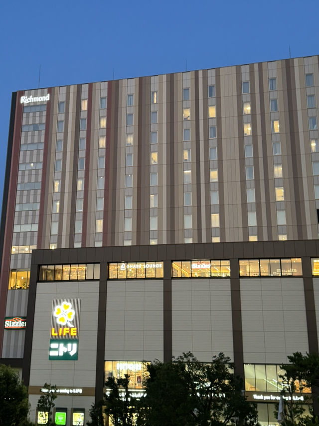 🏨✨ Stay Like a Local at Tokyo — Convenience, Comfort & City Views All in One! 🗼🛍️