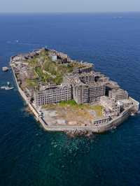 ⛴️廃墟に眠る記憶。軍艦島で“生きた歴史”に触れる旅へ🏚️ 長崎港からフェリーで約30分。 「軍艦島（端島）」は、かつ