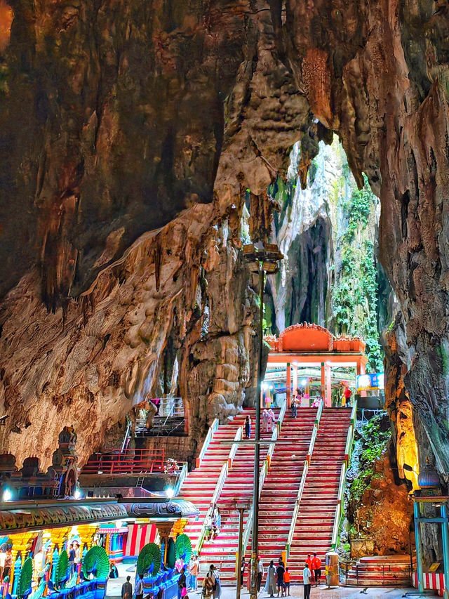 Batu Caves Temple: A Kaleidoscope of Culture and Cliffs