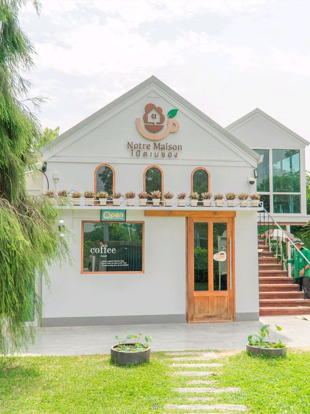 🌿 คาเฟ่วิวหลักล้าน…กลางธรรมชาติสุดร่มรื่น 🍃