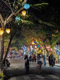 Hoi An: Where Evening Comes Alive with Lanterns! 🏮✨