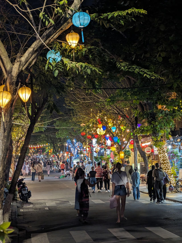Hoi An: Where Evening Comes Alive with Lanterns! 🏮✨
